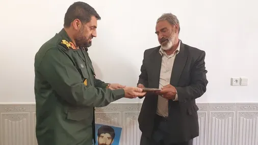 فرمانده سپاه حضرت ابوالفضل علیه السلام در قالب رزمایش رهروان شهدا با خانواده&zwnj;های ۸ شهید سرافراز میان کوه شرقی از توابع شهرستان پلدختر دیدار کرد