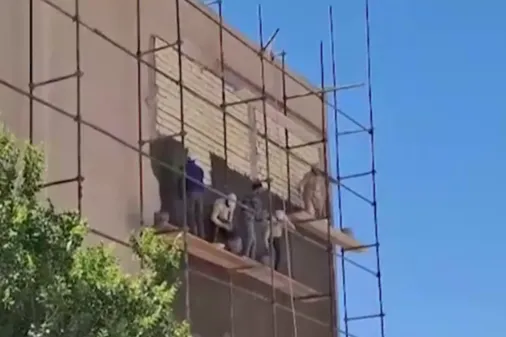 فعالیت گروههای جهادی در شاهین شهر اصفهان در راستای مرمت و بازسازی منازل خسارت دیده در جنگ رمضان