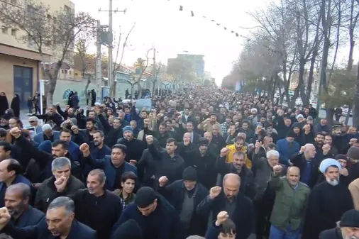 مردم ولایتمدار شهرستان شهرکرد در غم و عزای شهادت امام خامنه ای &laquo;ره&raquo;، از سویدای دل پاسخ پهلوی را اینگونه فریاد زدند