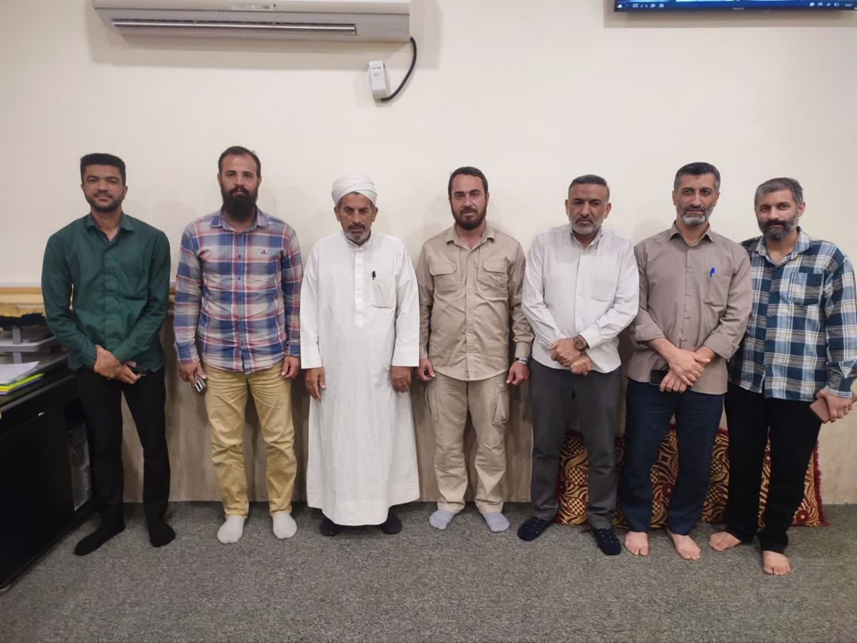 جلوهای از وحدت شیعه و اهلسنت در جنوب کشور/ دیدار صمیمانه فرمانده گردان کمیل تیپ میرزا کوچکخان با علمای کهورستان جلوهای از وحدت شیعه و اهلسنت در جنوب کشور/ دیدار صمیمانه فرمانده گردان کمیل تیپ میرزا کوچکخان با علمای کهورستان