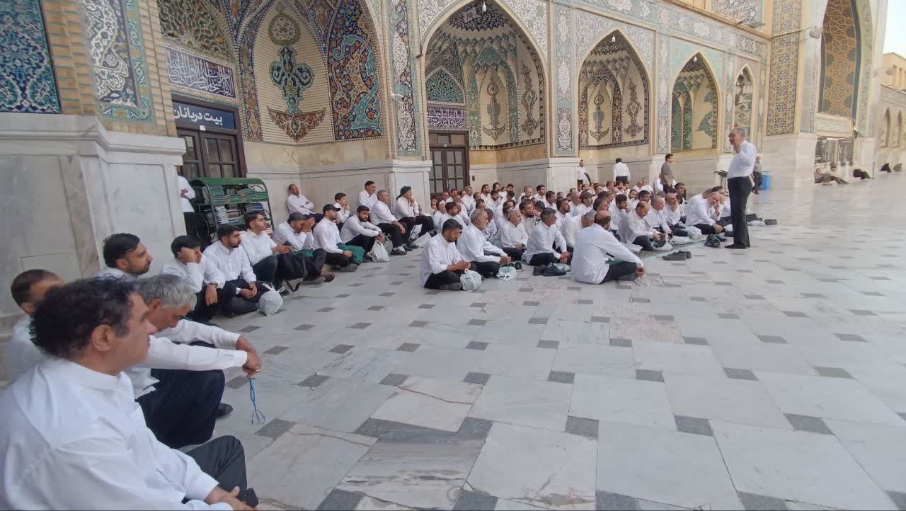 عطر خدمت در حریم رضوی؛ رزمندگان و بسیجیان لشکر ۱۴ امام حسین (علیهالسلام) میزبان زائران امام رئوف عطر خدمت در حریم رضوی؛ رزمندگان و بسیجیان لشکر ۱۴ امام حسین (علیهالسلام) میزبان زائران امام رئوف