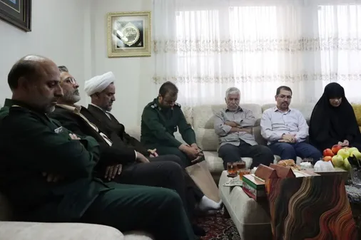 مسئول دفتر نمایندگی ولی فقیه در سپاه انصارالرضا (ع) با خانواده شهید حسین آخوندی دیدار کرد