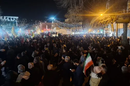 ما امت سید علی خامنه ای هستیم و تا صبح پیروزی، هر شب بر سینه دشمنان می کوبیم