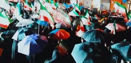 حضور مردم قائمیه اصفهان در خط مقدم خیابان در شبی که باران رحمت خداوند بی&zwnj;امان می&zwnj;بارد