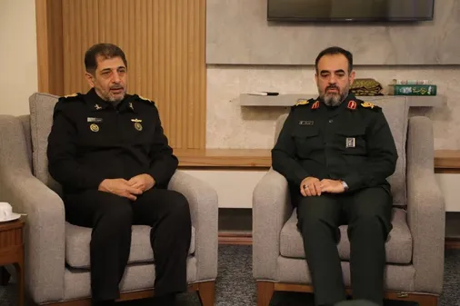 دیدار فرمانده سپاه قدس گیلان با فرمانده منطقه چهارم دریایی امام رضا(ع) نیروی دریایی ارتش در انزلی