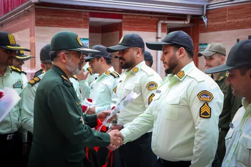 دیدار صمیمی فرمانده سپاه کربلا با کارکنان کلانتری ۱۴ ساری به مناسبت هفته انتظامی
