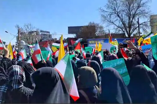 جلوه&zwnj;&lrm;ای از حضور باشکوه مردم بصیر و همیشه در صحنه شهر اراک در میدان شهدا
