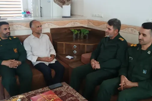 تجلیل فرمانده ناحیه مقاومت بسیج خاتم از خبرنگار صدا و سیمای شهرستان خاتم