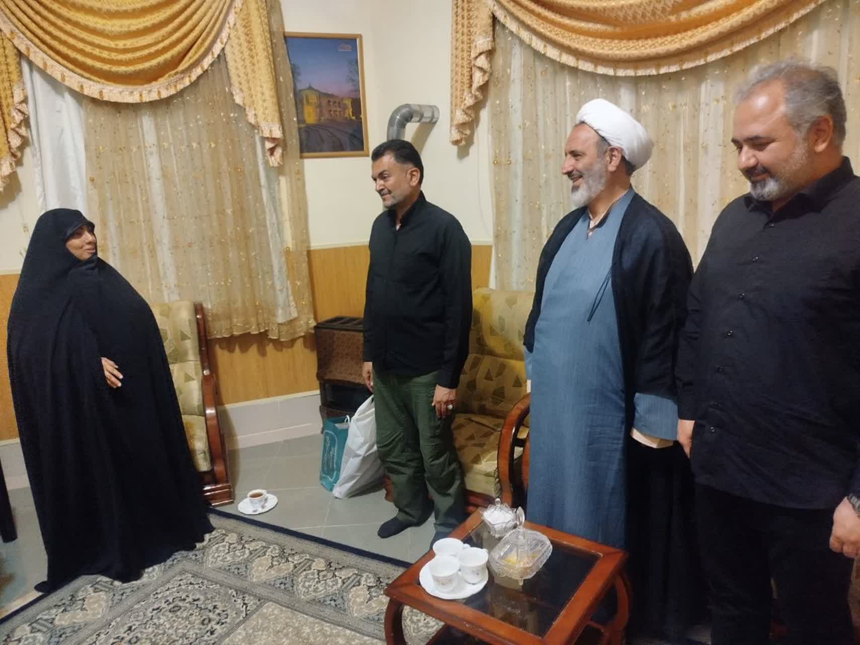 دیدار فرمانده سپاه استان سمنان با خانواده معظم شهید شادمانی دیدار فرمانده سپاه استان سمنان با خانواده معظم شهید شادمانی
