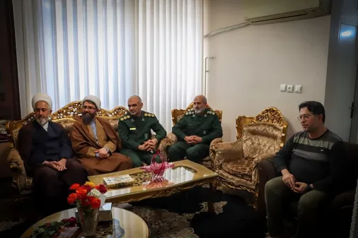 دیدار و تقدیر مسئول دفتر نمايندگي ولي فقيه در سپاه کربلا با خانواده ی معظم شهیدان کاظمی و صادقي