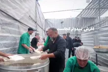 فعالیت شبانه روزی و بدون وقفه خدمت در بخش آشپزخانه موکب ثاراللهیان کرمان در مشهد