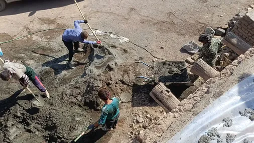 گروه جهادی شهید سلیمانی آستین همت را برای مرمت خانه خانواده نیازمند بالا زد