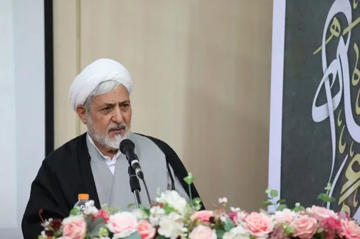 بی اهمیتی به نماز موجب سقوط انسان می شود