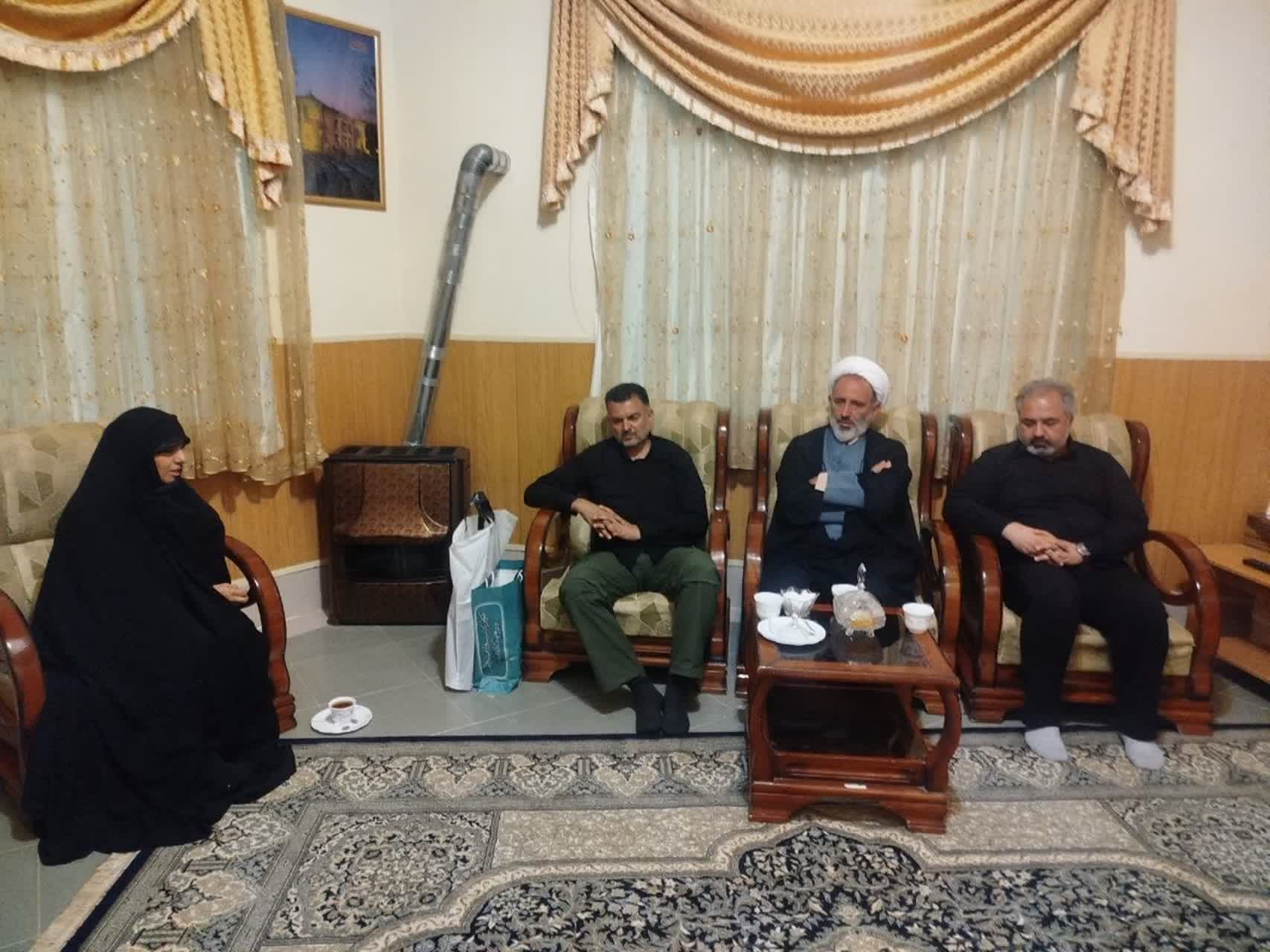 دیدار فرمانده سپاه استان سمنان با خانواده معظم شهید شادمانی دیدار فرمانده سپاه استان سمنان با خانواده معظم شهید شادمانی