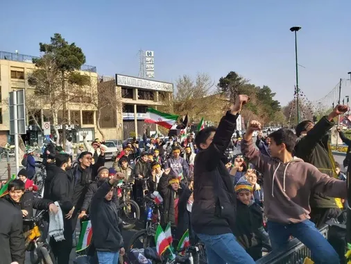 بچه&zwnj;های انقلاب در میدان انقلاب