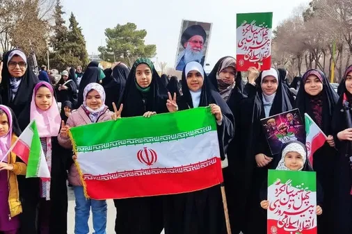 سنگ تمام نوجوانان و جوانان شاهین شهری برای جشن بزرگ پیروزی انقلاب