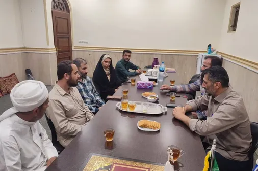 جلوه&zwnj;ای از وحدت شیعه و اهل&zwnj;سنت در جنوب کشور/ دیدار صمیمانه فرمانده گردان کمیل تیپ میرزا کوچک&zwnj;خان با علمای کهورستان