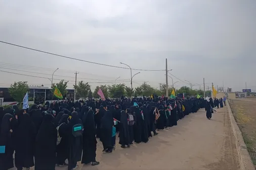 اجرای شادپیمایی با حضور ۲۰۰۰ نفر از دختران دانش آموز از عمود ۸۰ به سمت مسجد مقدس جمکران