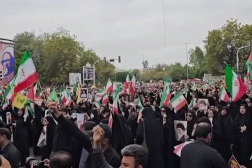 فریاد مرگ بر اسرائیل از جمعیت انبوه مردم بندرعباس بلند شد