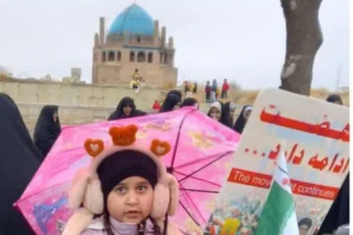 کودکان دهه نودی امروز در راهپیمایی 22 بهمن حضور یافتند و با نقاشی پرچم پرافتخار ایران