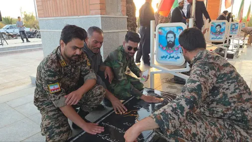 غبارروبی و عطر افشانی قبور شهدای خوروبیابانک در هفته دفاع مقدس
