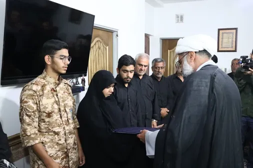 دیدار معاون هماهنگ&zwnj;کننده نمایندگی ولی&zwnj;فقیه در نیروی زمینی سپاه با خانواده شهید مدافع امنیت &laquo;مسلم امیری&raquo;