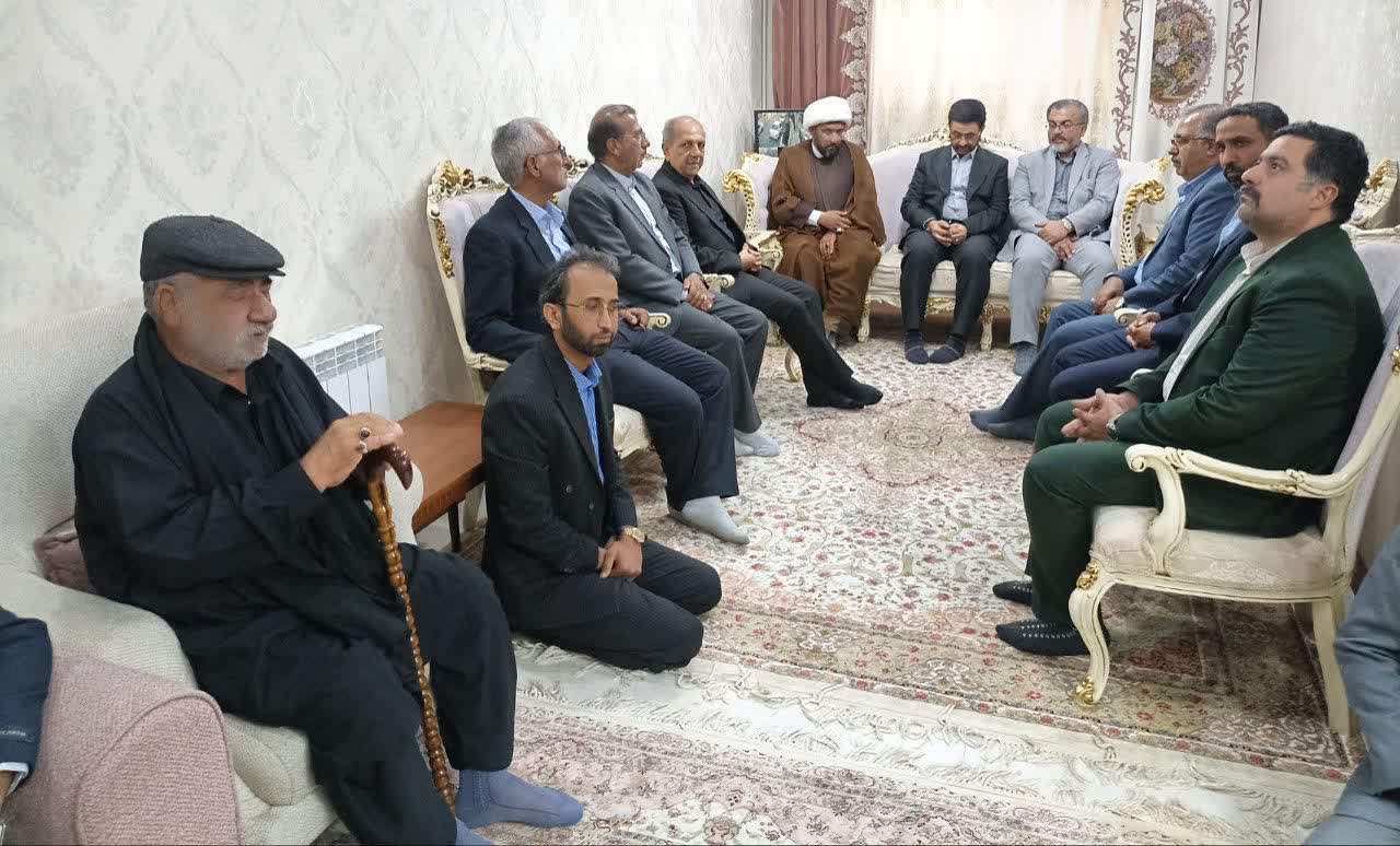 دیدار نماینده مردم زاهدان در مجلس شورای اسلامی و مدیرکل بنیاد شهید با خانواده شهدا دیدار نماینده مردم زاهدان در مجلس شورای اسلامی و مدیرکل بنیاد شهید با خانواده شهدا