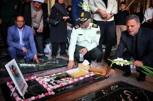 غبارروبی و عطر افشانی گلزار شهدای زنجان