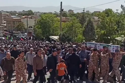 پیکر مطهر شهید مدافع&zwnj;وطن علیرضا شکیبافر بر روی دستان مردم شهیدپرور شهرستان کنگاور تشییع شد