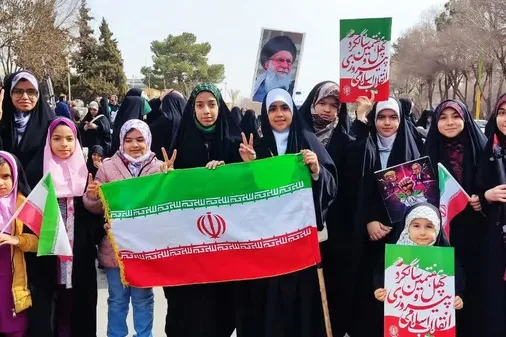 سنگ تمام نوجوانان و جوانان شاهین شهری برای جشن بزرگ پیروزی انقلاب