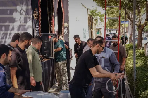 مراحل تکمیل و تجهیز چایخانه به همت  جهادگران مواکب کرمانی در پنجمین روز خدمت به زائران بدرقه آقای شهید ایران