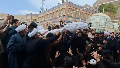 آرامش ابدی در کنار قهرمان؛ تصاویر تدفین شهدای کرمان در کنار مرقد حاج قاسم سلیمانی