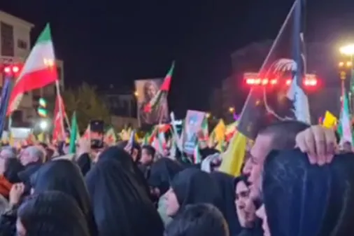 پخش صدای رهبر شهید انقلاب و واکنش مردم در میدان انقلاب