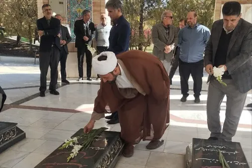 غبارروبی مزار شهدای گمنام دانشگاه رازی کرمانشاه