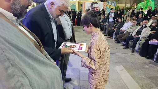 &laquo;اشک و افتخار&raquo; در سالگرد شهادت مهندس سنگرهای مقاومت؛ اهدای لوح سپاس سرلشکر شهید سلامی به فرزند شهید آقادادی