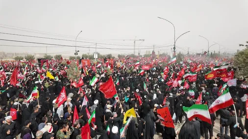 نمایی دیگر از شور حماسی مردم غیرت مند ایران در مراسم تشییع قائد شهید امّت