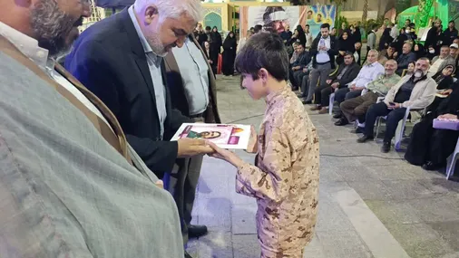 &laquo;اشک و افتخار&raquo; در سالگرد شهادت مهندس سنگرهای مقاومت؛ اهدای لوح سپاس سرلشکر شهید سلامی به فرزند شهید آقادادی