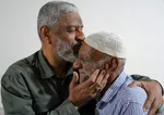 دیدار دریادار عظمایی با خانواده شهدای جزیره هرمز در جنگ تحمیلی سوم