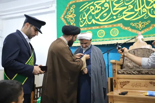 اهداء نشان خادم افتخاری حرم شریف حضرت معصومه (س) به مسئول نمایندگی ولی فقیه در ندسا