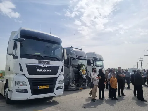 بزرگترین رژه کامیون داران کشور در کازرون برای ابراز همدردی سراسری کشور با خانواده داغدار بندرعباس