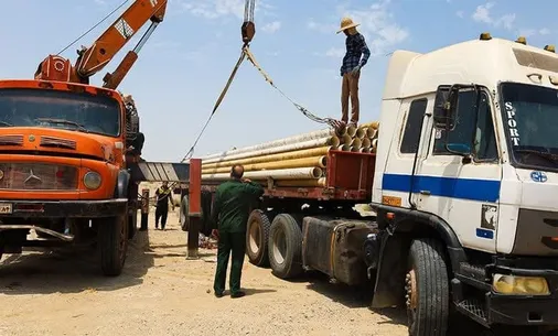 آب رسانی به روستاهای شرق استان هرمزگان توسط قرارگاه جهاد سازندگی و محرومیت زدایی نیروی دریایی سپاه و آبفا استان هرمزگان