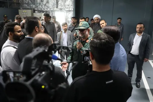 بازدید جمعی از اصحاب رسانه و نخبگان کشور از آخرین دستاوردهای دفاعی نیروی دریایی سپاه