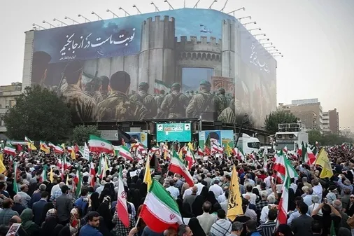قیام حماسی مردم غیور ایران در اعلام تنفر از جنایات تروریست های آمریکایی صهیونیستی و توهین به مقدسات