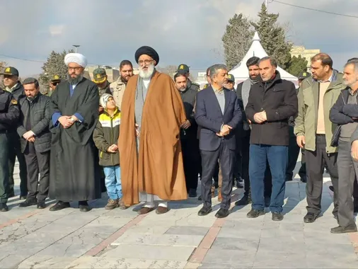 آیین گلباران گلزار شهدای امامزاده محمد(ع) کرج، با حضور نماینده ولی فقیه در استان البرز و مسئولین، به مناسبت دهه فجر