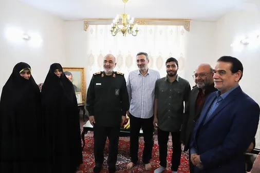 دیدار فرمانده شهید سپاه با خانواده مسیح کردستان