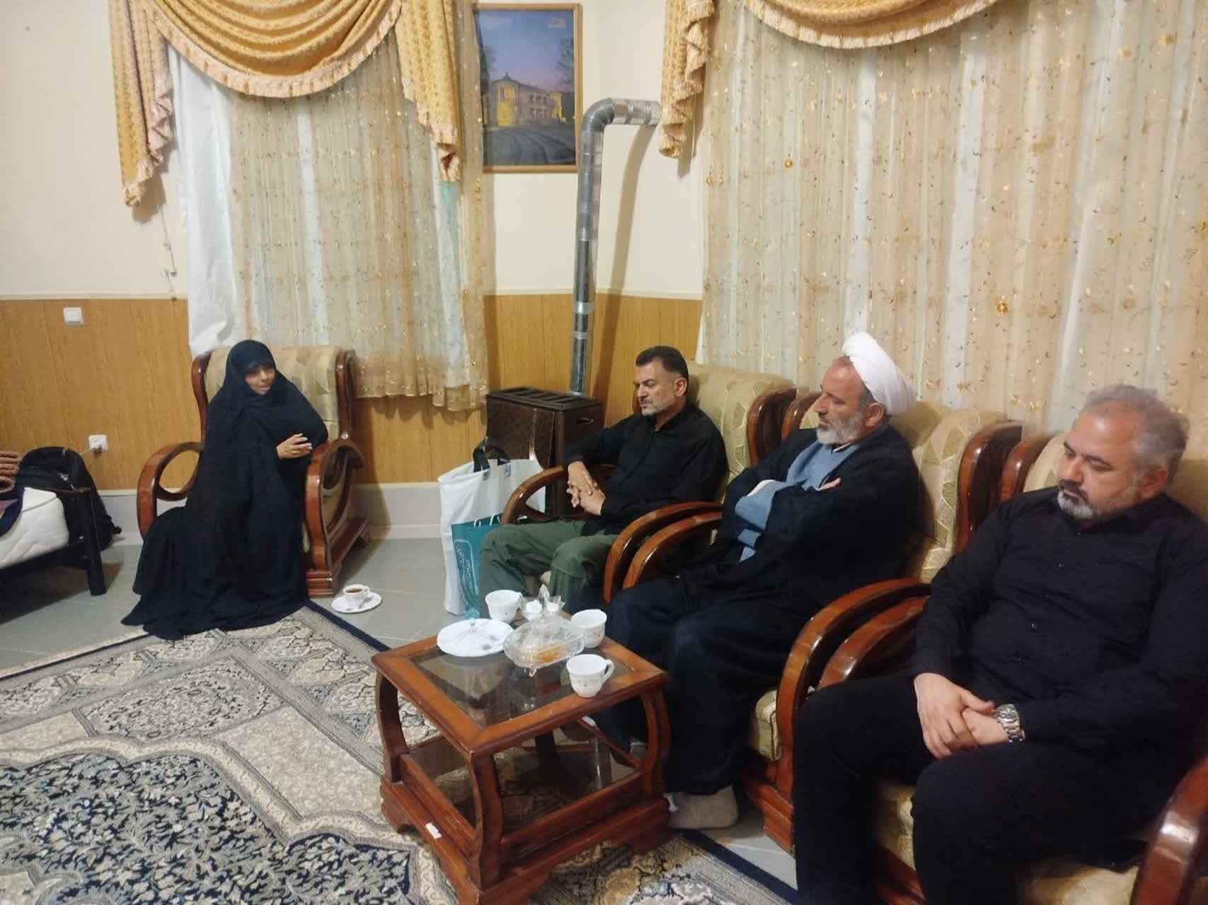 دیدار فرمانده سپاه استان سمنان با خانواده معظم شهید شادمانی دیدار فرمانده سپاه استان سمنان با خانواده معظم شهید شادمانی