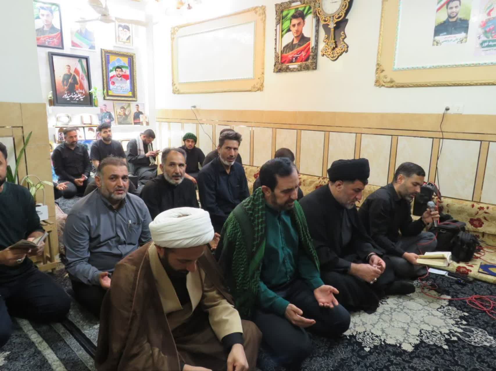 دیدار مسئول نمایندگی ولی فقیه در قرارگاه منطقه ای کربلا نیروی زمینی سپاه با خانواده شهید سید علیرضا سید نور دیدار مسئول نمایندگی ولی فقیه در قرارگاه منطقه ای کربلا نیروی زمینی سپاه با خانواده شهید سید علیرضا سید نور