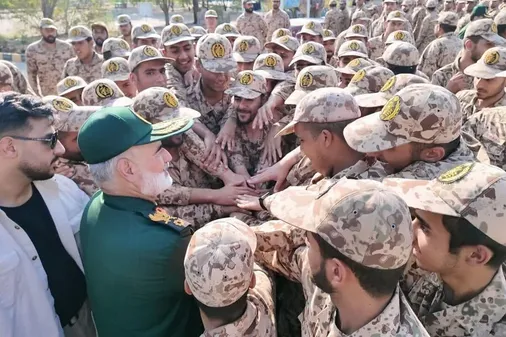 عهد و پیمان جوانان رشید با یک فرمانده سپاه برای دفاع قاطع از مملکت