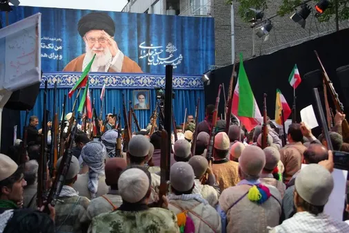 حضور عشایر دشمن ستیز لرستان با لباس محلی و اسلحه برنو برای خونخواهی و بیعت با ولایت در جایگاه کشور دوست