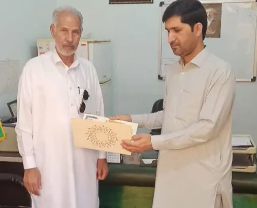 تجلیل از فرمانده پیشکسوت  بسیج اصناف به مناسبت هفته دفاع مقدس در ایرانشهر